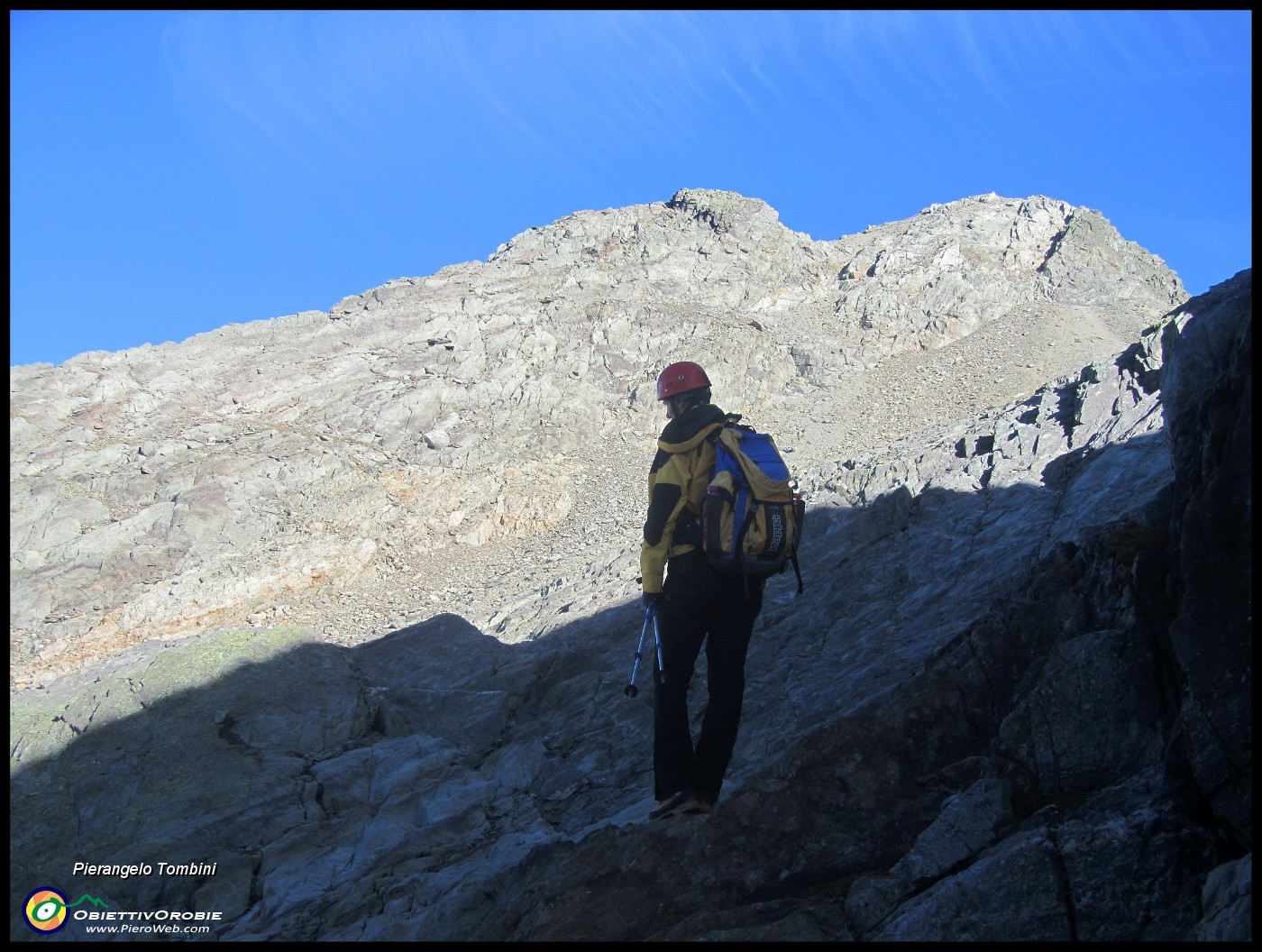 008 Puntiamo a raggiungere le placche a destra e la cima ben visibile.JPG -                                